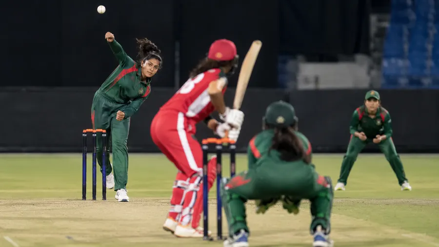 Seorang pembaling Bangladesh melontar bola semasa perlawanan, dengan pemain padang di sekeliling padang