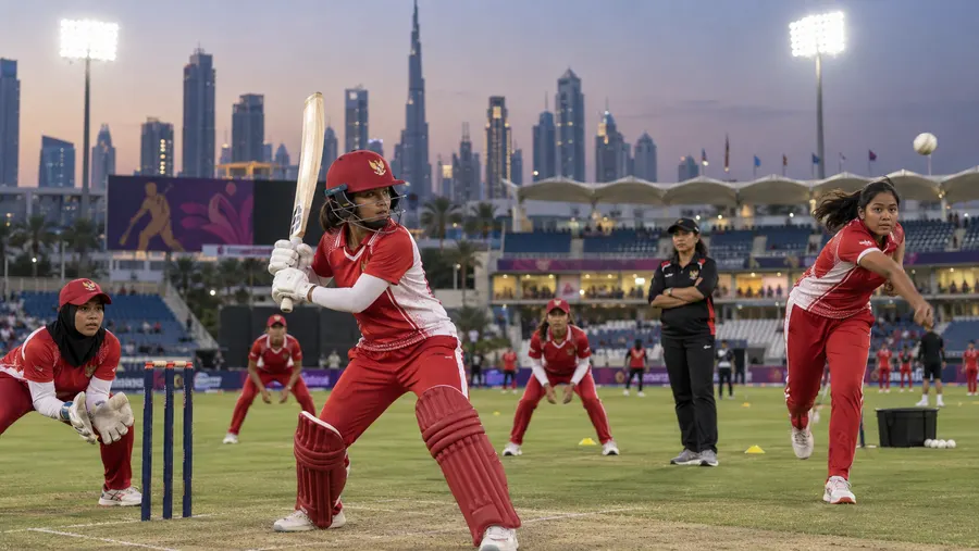 Pasukan Indonesia berlatih di gelanggang latihan sebelum turnamen, dengan latar langit Dubai