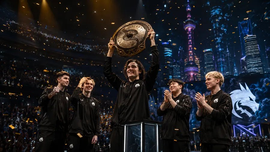 Pemain Team Spirit meraikan kemenangan di atas pentas bersama trofi Aegis of Champions, dengan latar bandar Shanghai
